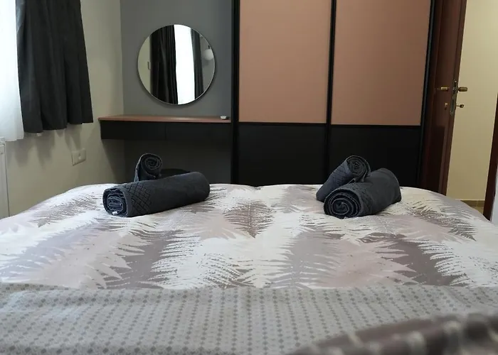 Modern & Luxe Getaway ~ Parking Apartment