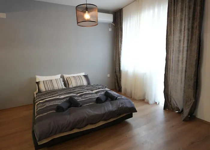 Apartment Modern & Luxe Getaway ~ Parking