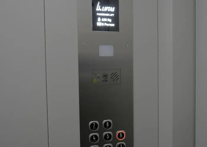 Modern & Luxe Getaway ~ Parking Skopje