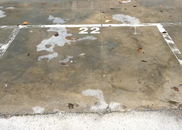 Apartment Modern & Luxe Getaway ~ Parking